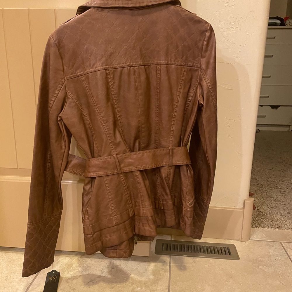 Guess - Picture 2 of 7
